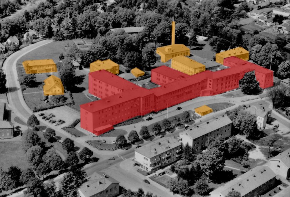 Flygfotot visar sjukhusområdet år 1959. Orangemarkerade byggnader är idag rivna och rödmarkerade byggnader föreslås rivas.