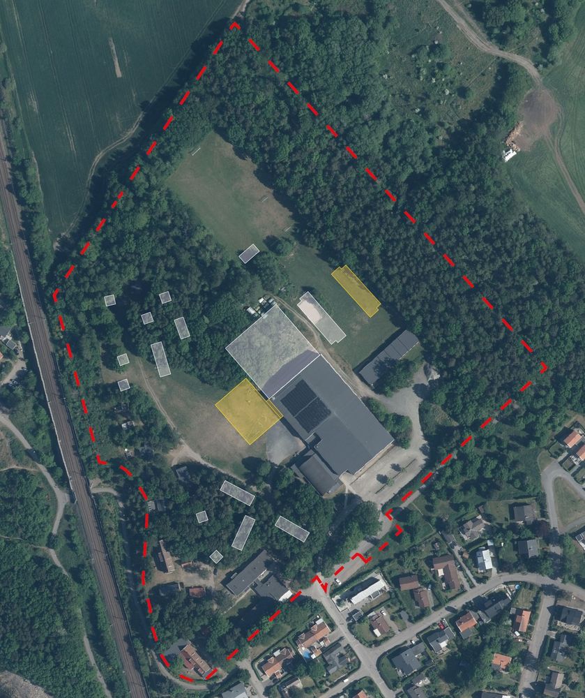 Illustrationen visar ett förslag på utbyggnad enligt planförslaget. Förslag på en första utbyggnadsetapp med idrottshall och lägerlänga är markerat med gult. 