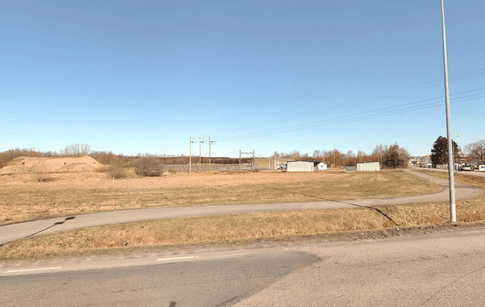 Bilden visar planområdet idag sett från söder stående på Kungsgårdsleden. Befintlig transformatorstation syns norr om aktuell gräsyta. 