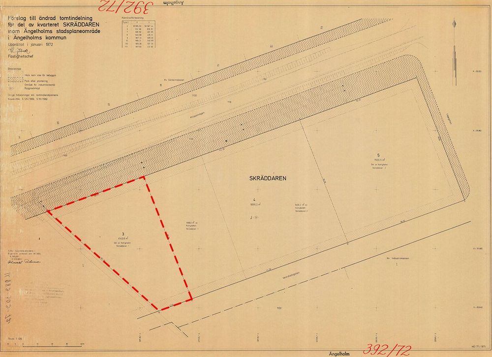 Tomtindelning 11-ÄNG-392/72 för fastigheten Skräddaren 3. Den del av tomtindelningen som upphävs är markerad med röd streckad linje.